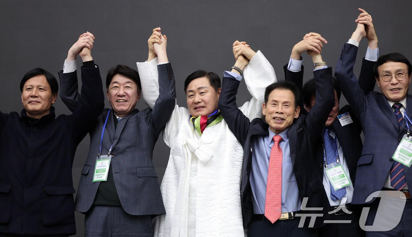 본문 이미지 - 김관영 전라북도도지사가 28일 서울 송파구 올림픽파크텔에서 열린 대한체육회 대의원총회에서 2036년 하계올림픽대회 유치 후보 도시에 전라북도가 선정된 후 관계자들과 만세를 하고 있다.  2025.2.28/뉴스1 ⓒ News1 김성진 기자