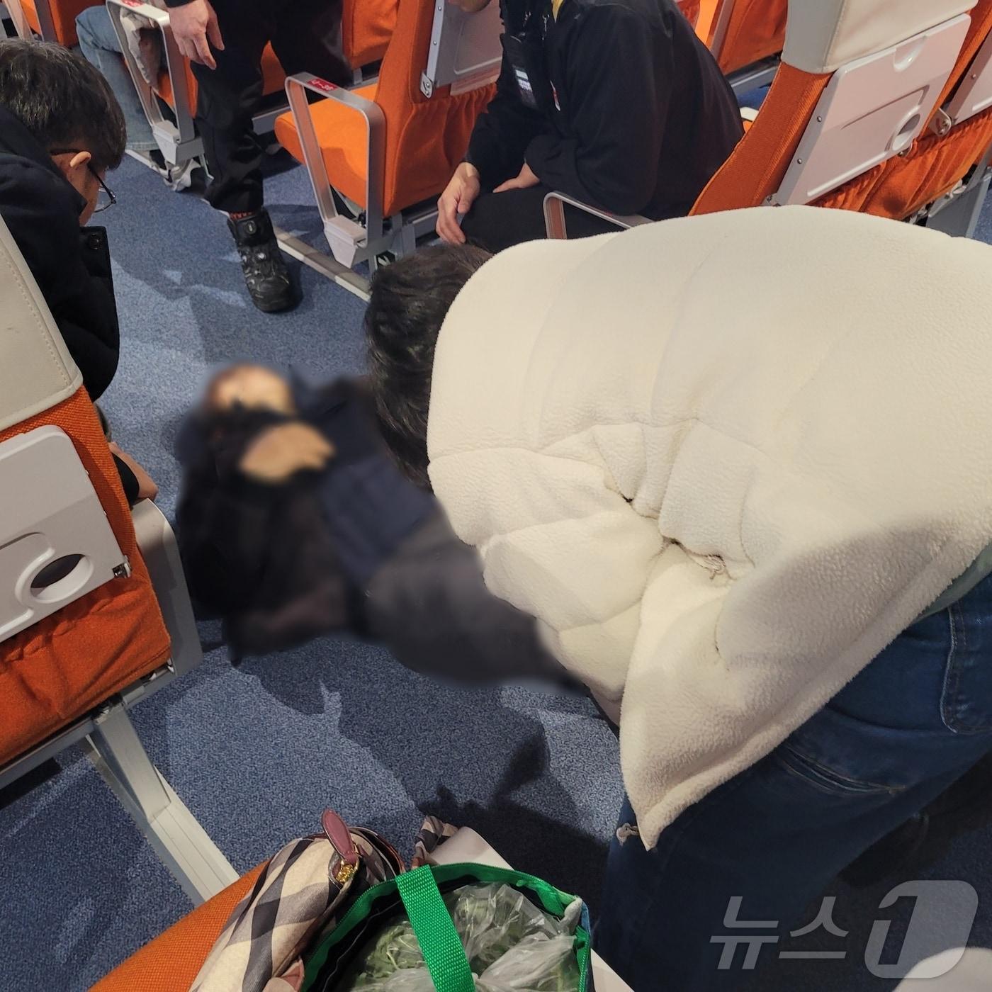 본문 이미지 - 28일 오전 10시 50분쯤 거문도에서 여수로 향하던 여객선 내에서 쓰러진 환자에게 응급처치하는 해경의 모습.(여수해경 제공. 재판매 및 DB금지)2025.2.28/뉴스1