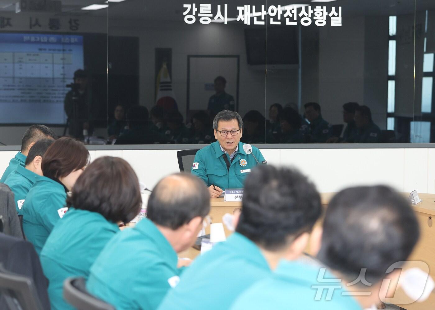 본문 이미지 - 김홍규 강원 강릉시장이 28일 시청에서 열린 폭설 대비 긴급대책회의에서 부서별 대응계획을 청취하고 있다.(강릉시 제겅, 재판매 및 DB 금지) 2025.2.28/뉴스1