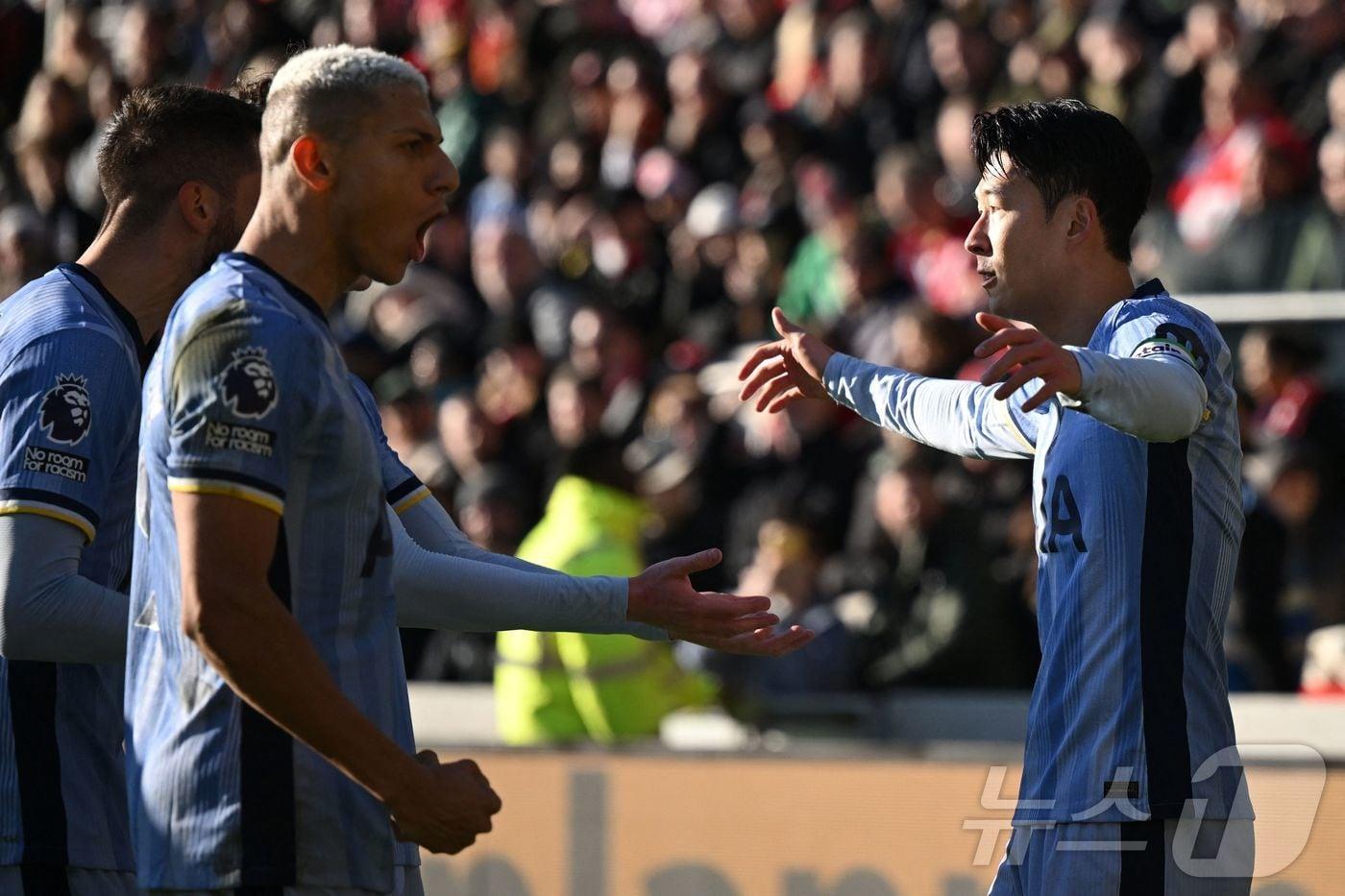 브렌트포드전에서 상대의 자책골을 유도한 손흥민이 동료들과 기뻐하고 있다.  ⓒ AFP=뉴스1