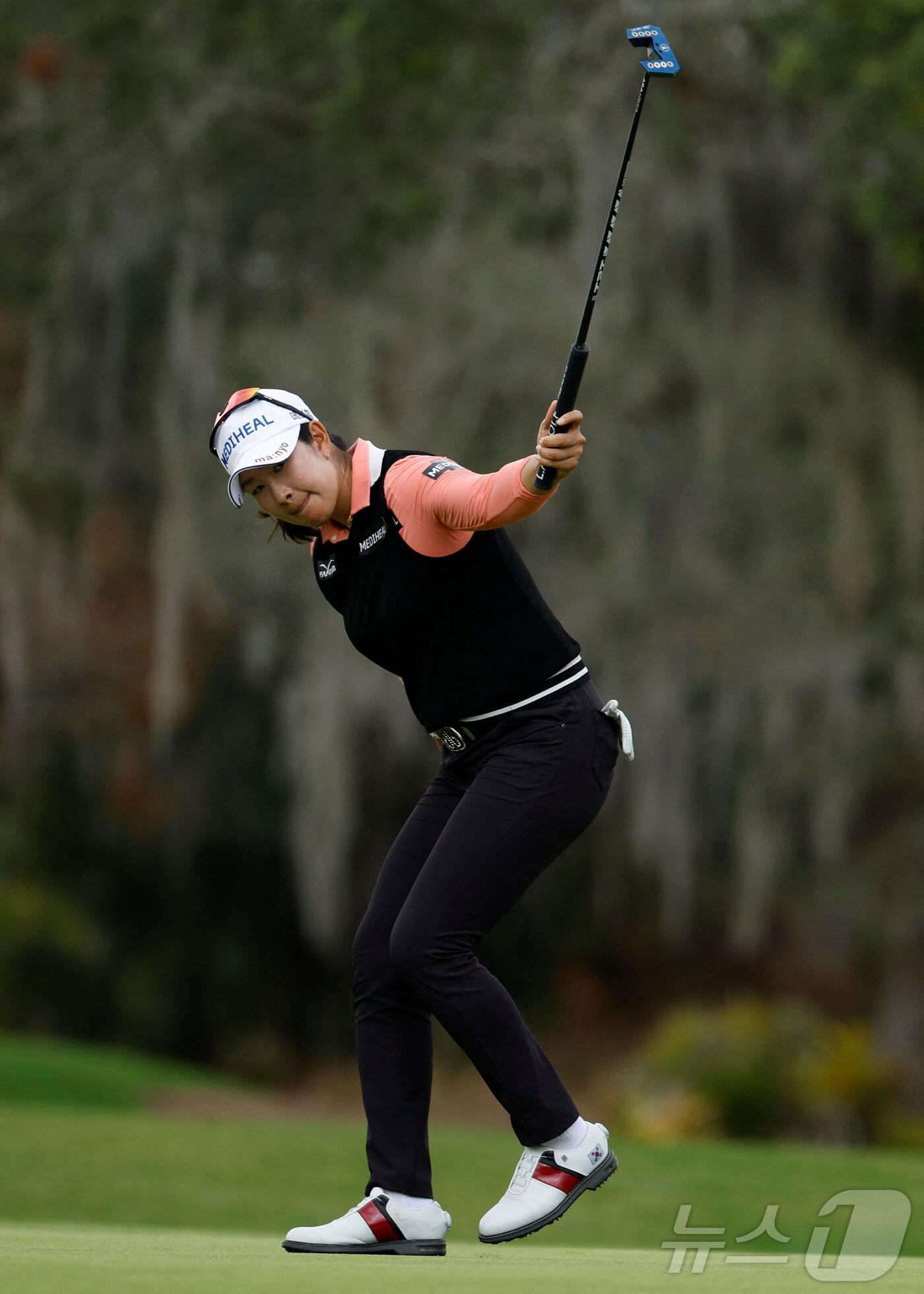 본문 이미지 - 김아림이 3일(한국시간) 열린 LPGA투어 개막전 힐튼 그랜드 배케이션스 토너먼트 오브 챔피언스 4라운드에서 16번홀 버디를 성공한 뒤 기뻐하고 있다.  ⓒ AFP=뉴스1