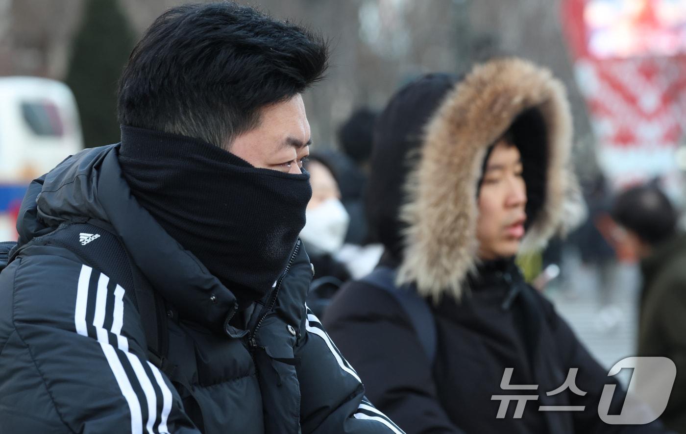 본문 이미지 - 입춘 한파가 몰아친 3일 오전 서울 광화문네거리에서 시민들이 두꺼운 외투를 입고 출근하고 있다. 2025.2.3/뉴스1 ⓒ News1 김명섭 기자