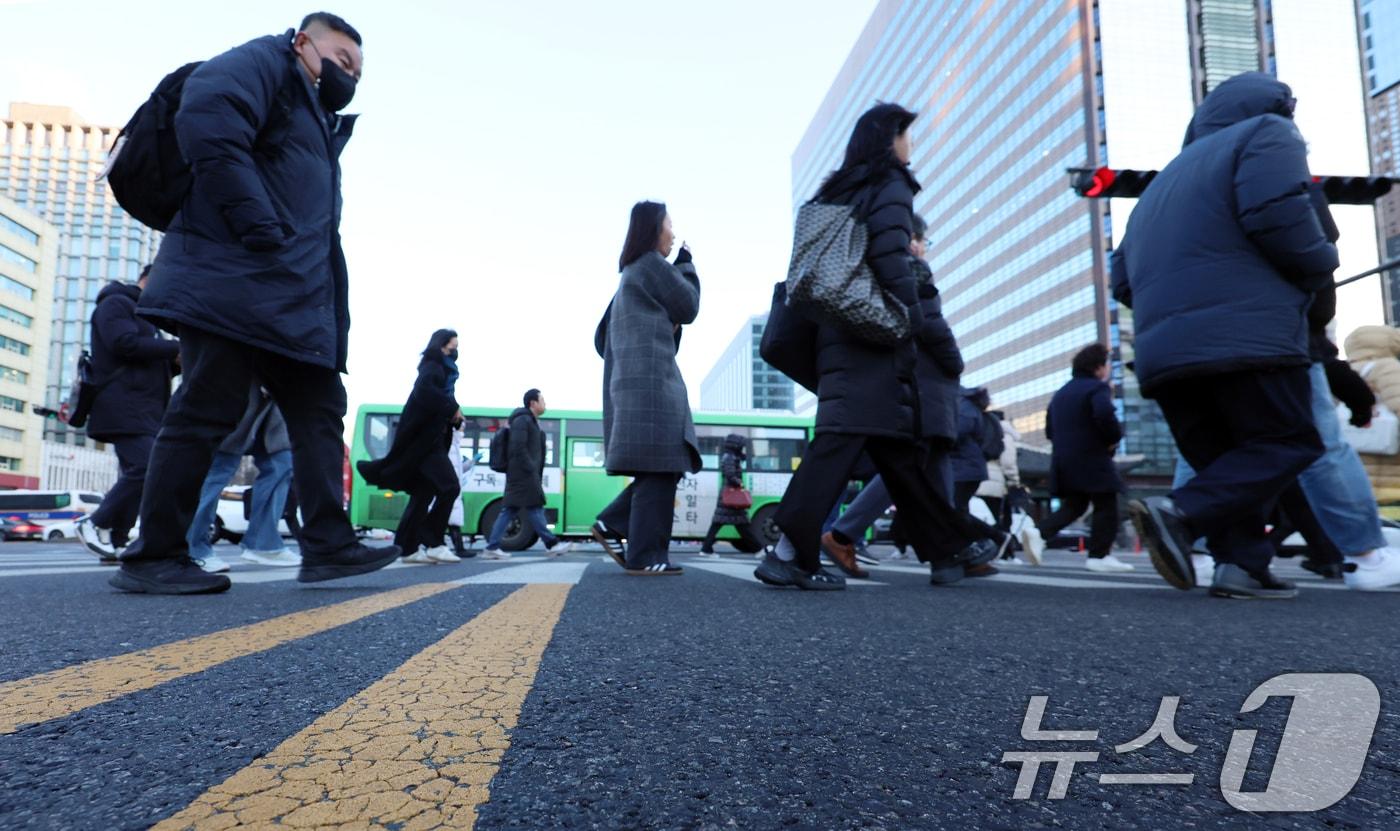 서울 광화문네거리에서 시민들이 출근하고 있다. 2025.2.3/뉴스1 ⓒ News1 김명섭 기자