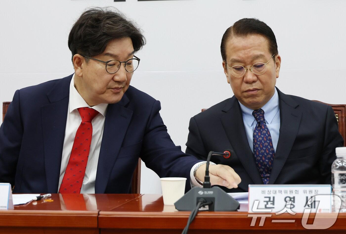 본문 이미지 - 권영세 국민의힘 비상대책위원장과 권성동 원내대표가 3일 오전 서울 여의도 국회에서 열린 비상대책위원회의에서 논의하고 있다. 2025.2.3/뉴스1 ⓒ News1 이광호 기자