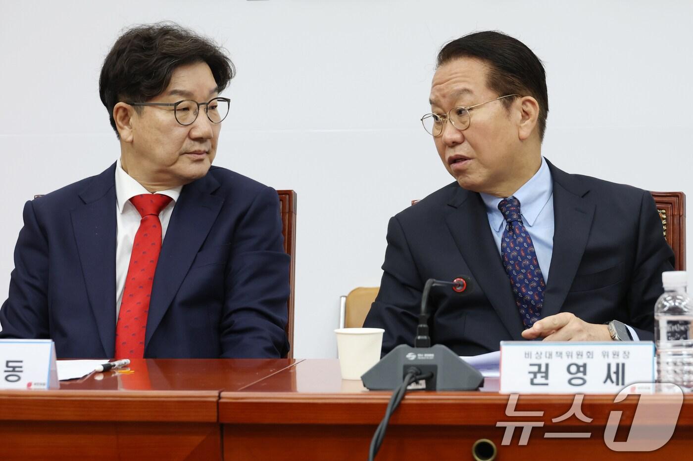 본문 이미지 - 권영세 국민의힘 비상대책위원장과 권성동 원내대표가 3일 오전 서울 여의도 국회에서 열린 비상대책위원회의에서 논의하고 있다. 2025.2.3/뉴스1 ⓒ News1 이광호 기자