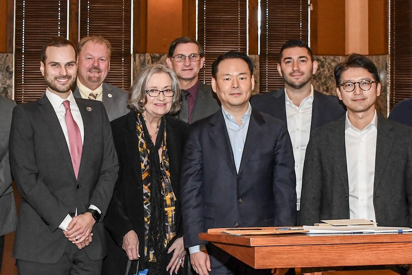 지난 달 27일(현지시각) 미국 텍사스주 존슨 카운티(Johnson County) 지방법원에서 진행된 파리바게뜨 제빵공장 투자 인센티브 조인식에서 참석자들이 기념 촬영을 하고 있다. 앞줄 왼쪽부터 크리스토퍼 보데커(Christopher Boedeker) 존슨 카운티 판사, 다이애나 밀러(Diana Miller) 존슨 카운티 경제개발 이사, 허진수 SPC그룹 사장, 박세용 파리바게뜨 아메리카 본부 최고재무책임자(CFO)(SPC그룹 제공)