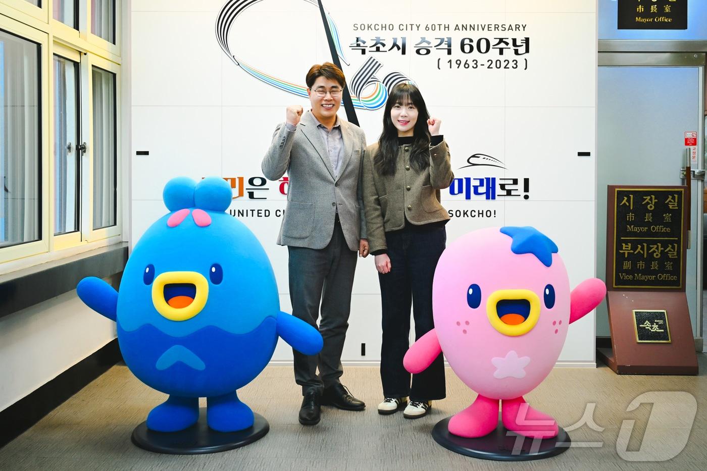 왼쪽부터 이철영 당시 기획예산과 예산팀장(현 지역경제과 경제정책팀장), 심예은 당시 기획예산과 예산팀 주무관(현 관광과 관광전략팀 주무관) 2025.2.3/뉴스1