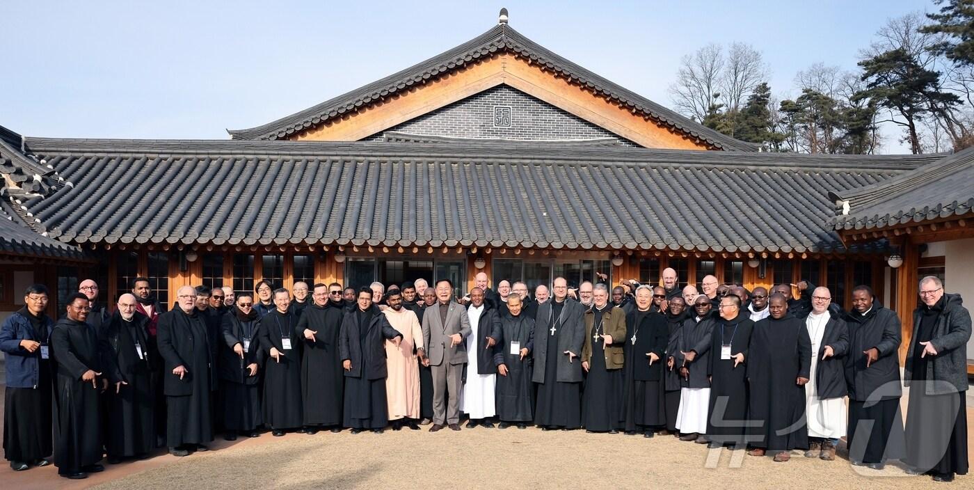 김재욱 칠곡군수&#40;가운데&#41;가 성 베네딕도회 오틸리엔 연합회 수도자들과 함께 향사아트센터에서&#39;럭키 칠곡&#39;포즈로 기념 촬영을 하고 있다.&#40;칠곡군 제공&#41;/2025.2.3/뉴스1