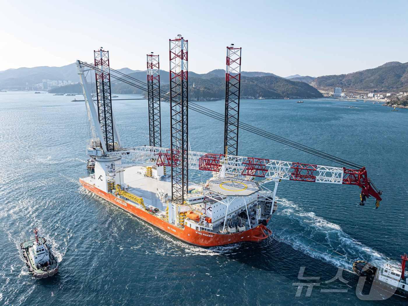 본문 이미지 - 한화오션이 건조한 대형 해상풍력발전기 설치선&#40;WTIV&#41; 시운전 모습&#40;한화오션 제공&#41;. &#40;사진은 기사 내용과 무관함&#41; / 뉴스1  ⓒ News1 최동현 기자