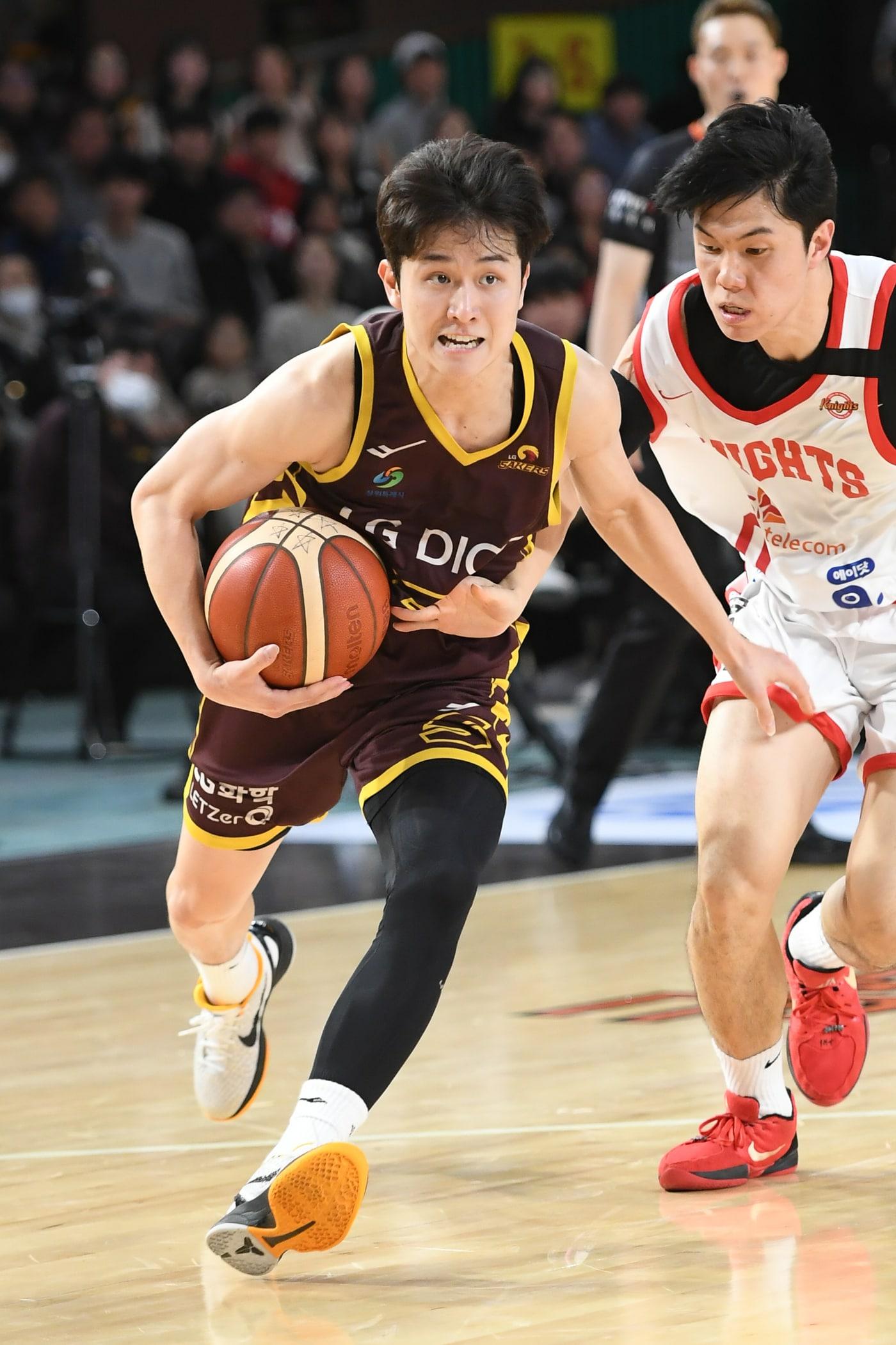 본문 이미지 - 선두 서울 SK와 공동 2위 창원 LG가 3일 서울 잠실학생체육관에서 2024-25 프로농구 4라운드 맞대결을 벌인다. &#40;KBL 제공&#41;