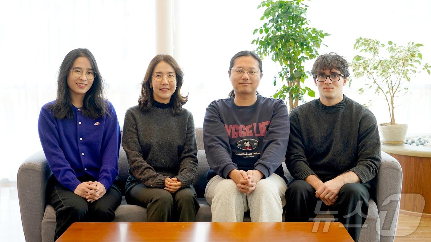 이송연 박사과정생, 진일중 석박통합과정생, 남호정 교수, 마틴 슈무할렉(Martin Schmuhalek) 석박통합과정생(왼쪽부터)(지스트 제공)/뉴스1 