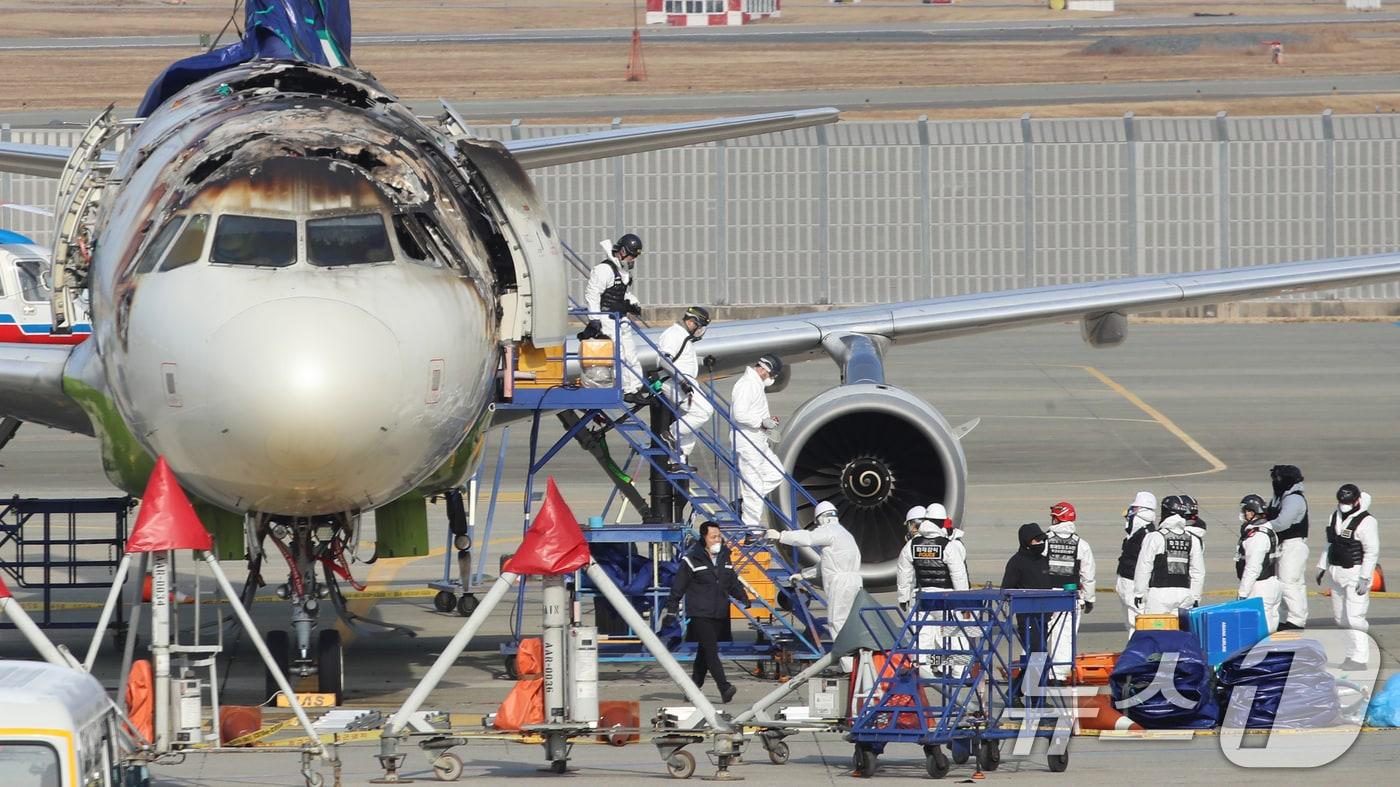 본문 이미지 - 3일 오전 부산 강서구 김해국제공항 에어부산 항공기 화재 현장에서 국토부 항공철도사고조사위원회, 프랑스 항공사고조사위원회(BEA), 국립과학수사연구원, 경찰 과학수사대, 소방 관계자들이 합동 감식을 하고 있다. 2025.2.3/뉴스1 ⓒ News1 윤일지 기자