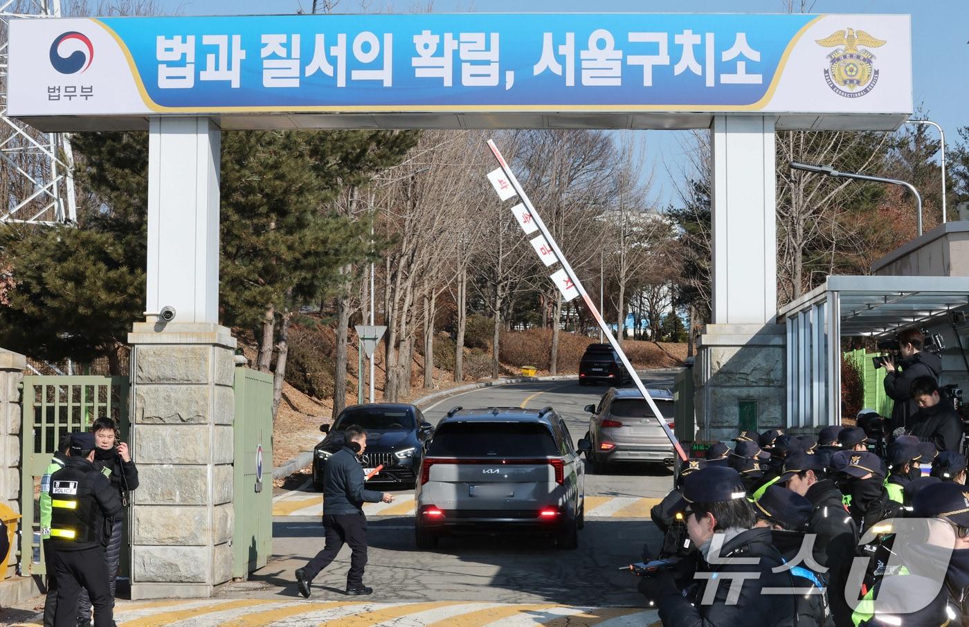 권영세 국민의힘 비대위원장을 태운 차량(회색 카니발)이 3일 오전 경기도 의왕시 서울구치소에 수감 중인 윤석열 대통령을 면회하기 위해 서울구치소로 들어서고 있다. 2025.2.3/뉴스1 ⓒ News1 박세연 기자