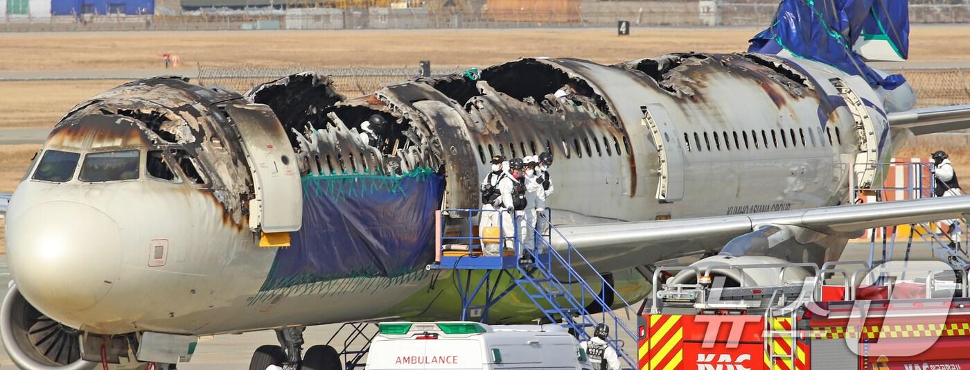 본문 이미지 - 3일 오전 부산 강서구 김해국제공항 에어부산 항공기 화재 현장에서 국토부 항공철도사고조사위원회, 프랑스 항공사고조사위원회(BEA), 국립과학수사연구원, 경찰 과학수사대, 소방 관계자들이 합동 감식을 하고 있다. 2025.2.3/뉴스1 ⓒ News1 윤일지 기자