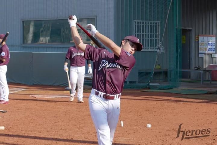 본문 이미지 - 이영민 타격상을 받는 염승원. (키움 히어로즈 제공)