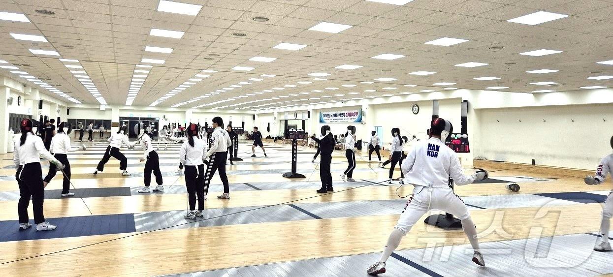 본문 이미지 - 전북 익산시에서 대한민국 펜싱 국가대표 후보선수들이 동계 전지훈련에 나서고 있다.(익산시 제공) 2025.2.3/뉴스1