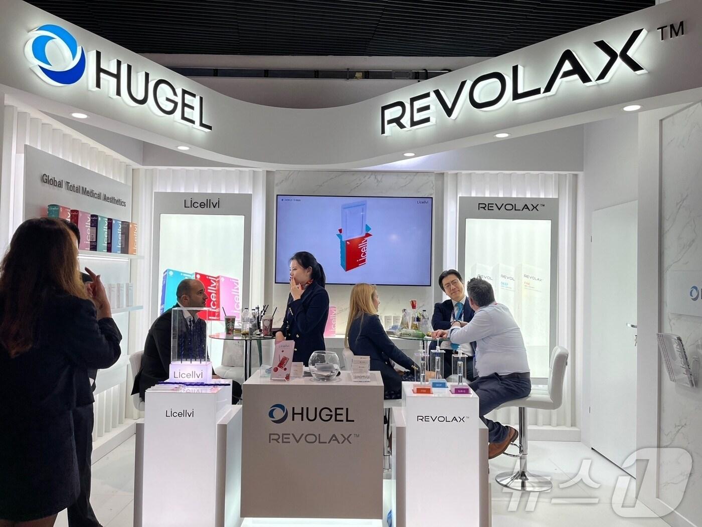 본문 이미지 - 휴젤이 IMCAS 2025에 참가해 HA필러와 봉합사 제품을 소개했다.(휴젤 제공)/뉴스1