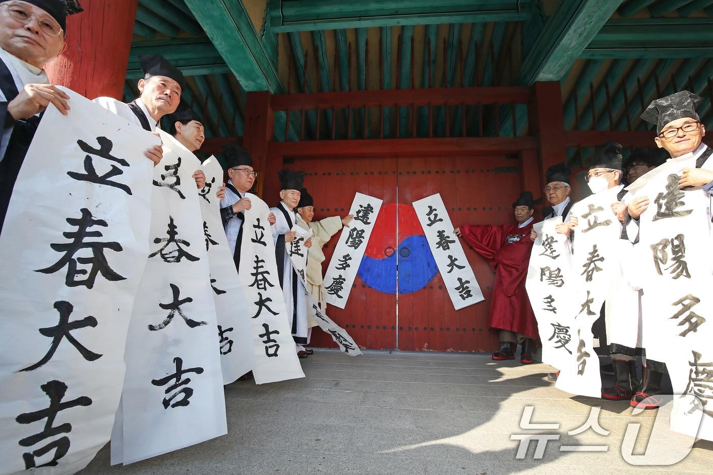 봄의 시작을 알리는 절기 '입춘(立春)'을 맞아 3일 오전 대구 중구 남산동 대구향교에서 유림들이 붓글씨로 쓴 '입춘대길 건양다경' 입춘첩을 외삼문에 붙이고 있다. 2025.2.3/뉴스1 ⓒ News1 공정식 기자