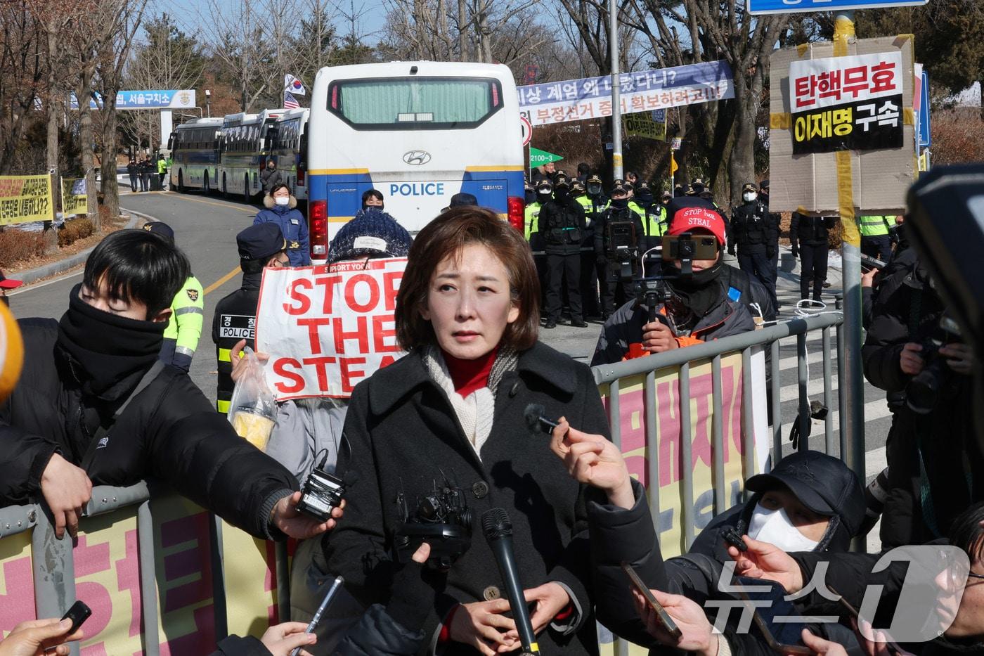 본문 이미지 - 나경원 국민의힘 의원이 3일 오후 경기도 의왕시 서울구치소 앞에서 지도부와 함께 윤석열 대통령 면회를 마친 후 취재진 질문에 답하고 있다. 2025.2.3/뉴스1 ⓒ News1 박세연 기자