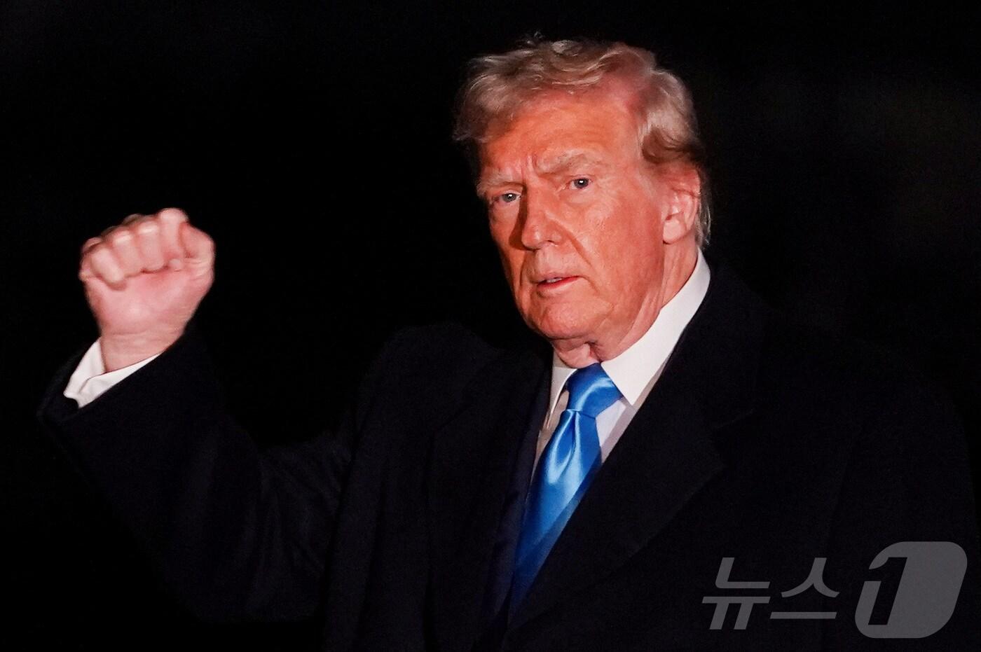 도널드 트럼프 미국 대통령이 2일&#40;현지시간&#41; 워싱턴DC 백악관 남쪽 잔디밭에 도착해 사진기자들에게 주먹을 쥐어 보이고 있다. ⓒ 로이터=뉴스1 ⓒ News1 류정민 특파원