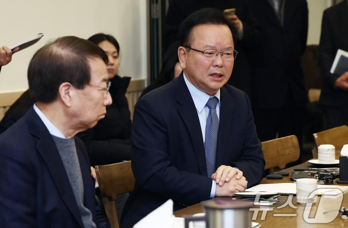 본문 이미지 - 김부겸 전 국무총리가 3일 서울 여의도의 한 식당에서 열린 전 국회의장·국무총리·당대표들로 구성된 '나라를 걱정하는 원로모임' 3차 간담회에서 발언하고 있다. 왼쪽은 정운찬 전 국무총리. 2025.2.3/뉴스1 ⓒ News1 김민지 기자