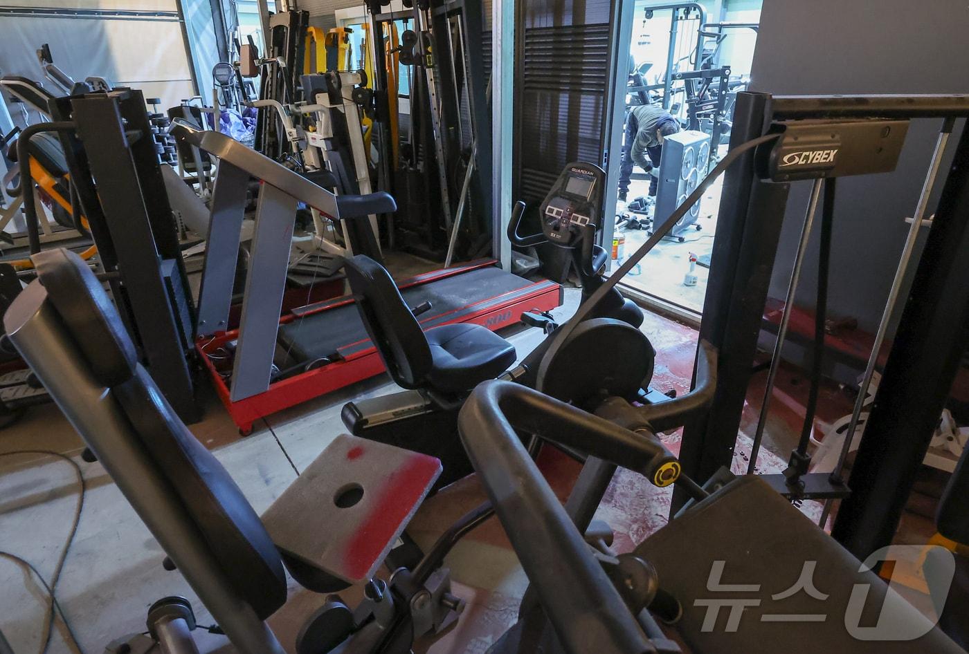 . 3일 경기 용인시 한 중고 헬스 용품점에 헬스기구들이 가득 쌓여 있다. 2025.2.3/뉴스1 ⓒ News1 김도우 기자