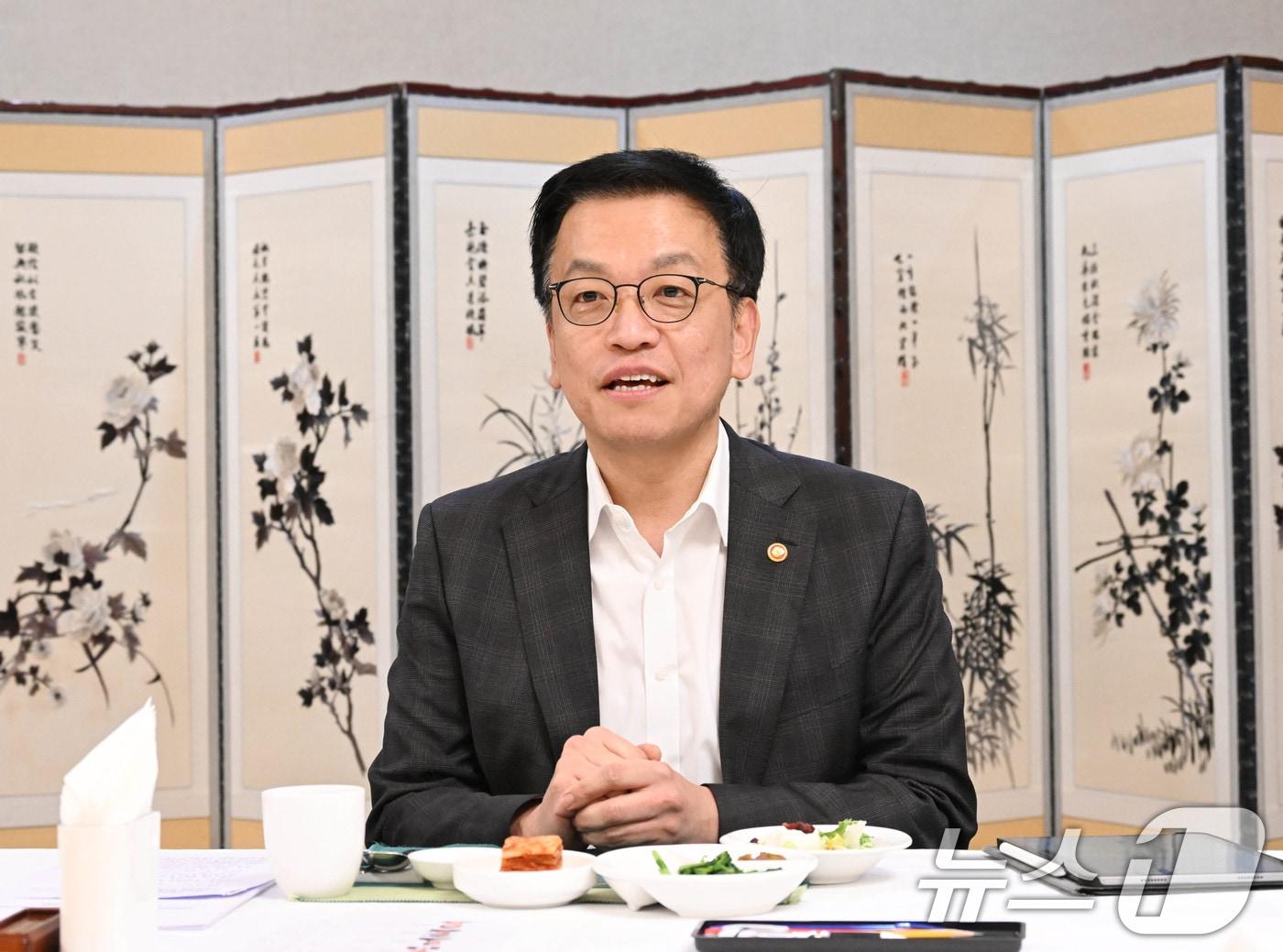 본문 이미지 - 최상목 대통령 권한대행 부총리 겸 기획재정부 장관이 3일 서울 종로구 정부서울청사에서 열린 수출기업 오찬간담회에서 모두발언을 하고 있다. &#40;기획재정부 제공&#41; 2025.2.3/뉴스1