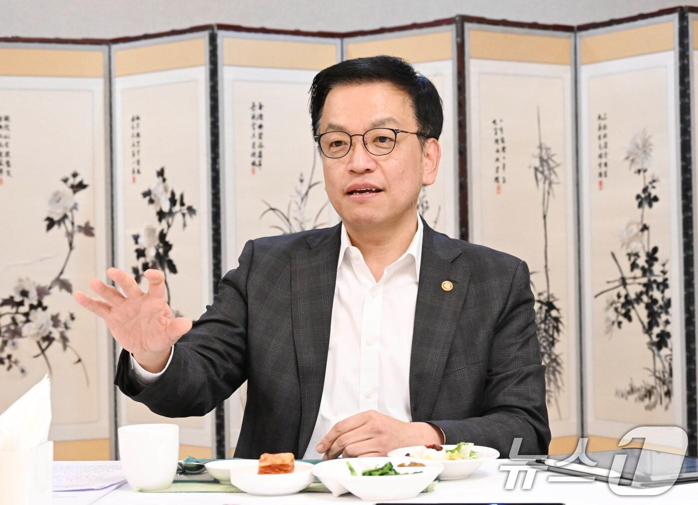 본문 이미지 - 최상목 대통령 권한대행 부총리 겸 기획재정부 장관이 3일 서울 종로구 정부서울청사에서 열린 수출기업 오찬간담회를 주재하고 있다. (기획재정부 제공) 2025.2.3/뉴스1