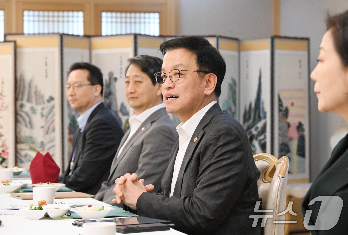 본문 이미지 - 최상목 대통령 권한대행 부총리 겸 기획재정부 장관이 3일 서울 종로구 정부서울청사에서 열린 수출기업 오찬간담회를 주재하고 있다. (기획재정부 제공) 2025.2.3/뉴스1