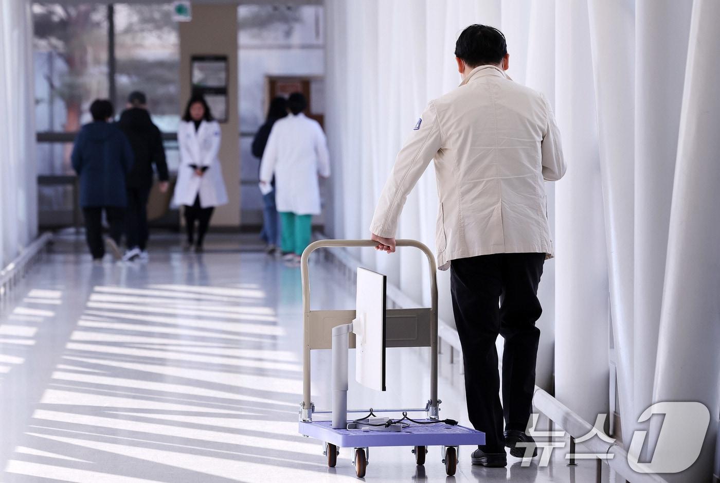 서울의 한 대학병원에서 의료진이 이동하고 있다. 2025.2.3/뉴스1 ⓒ News1 박지혜 기자