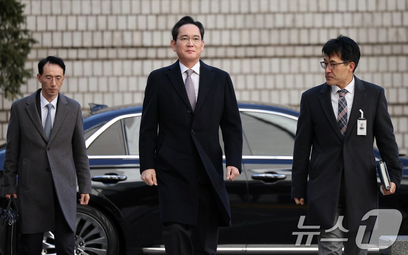 본문 이미지 - 이재용 삼성전자 회장이 3일 오후 서울 서초구 서울고등법원에서 열린 '경영권 불법 승계' 의혹 자본시장과금융투자업에관한법률위반등 항소심 선고공판에 출석하고 있다. 2025.2.3/뉴스1 ⓒ News1 오대일 기자