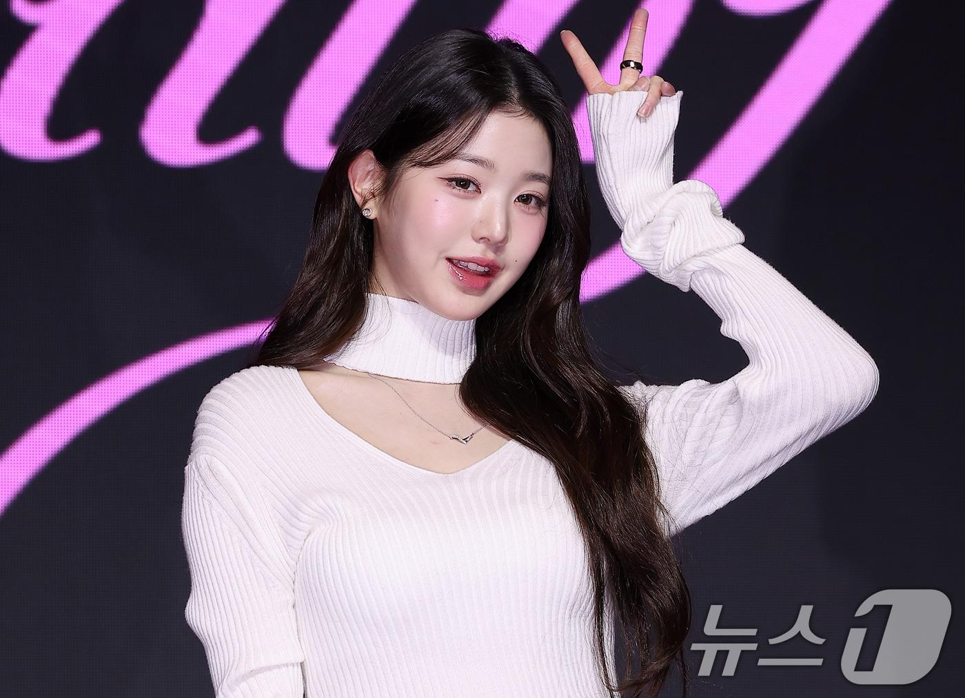 본문 이미지 - 걸그룹 아이브(IVE)의 장원영이 3일 오후 서울 영등포구 여의도 콘래드 호텔에서 열린 세 번째 미니 앨범 ‘아이브 엠파시(IVE EMPATHY)’ 발매 기념 기자간담회에서 포즈를 취하고 있다. '아이브 엠파시'는 지난해 4월 발매한 '아이브 스위치(IVE SWITCH)' 이후 약 9개월 만의 신보로 더블 타이틀곡 '레블 하트(REBEL HEART)'와 '애티튜드(ATTITUDE)'를 비롯해 수록곡 '플루(FLU)', '유 워너 크라이(You Wanna Cry)', '땡큐(Thank U)', '티케이오(TKO)' 등 총 6곡으로 구성돼 있다. 2025.2.3/뉴스1 ⓒ News1 김진환 기자