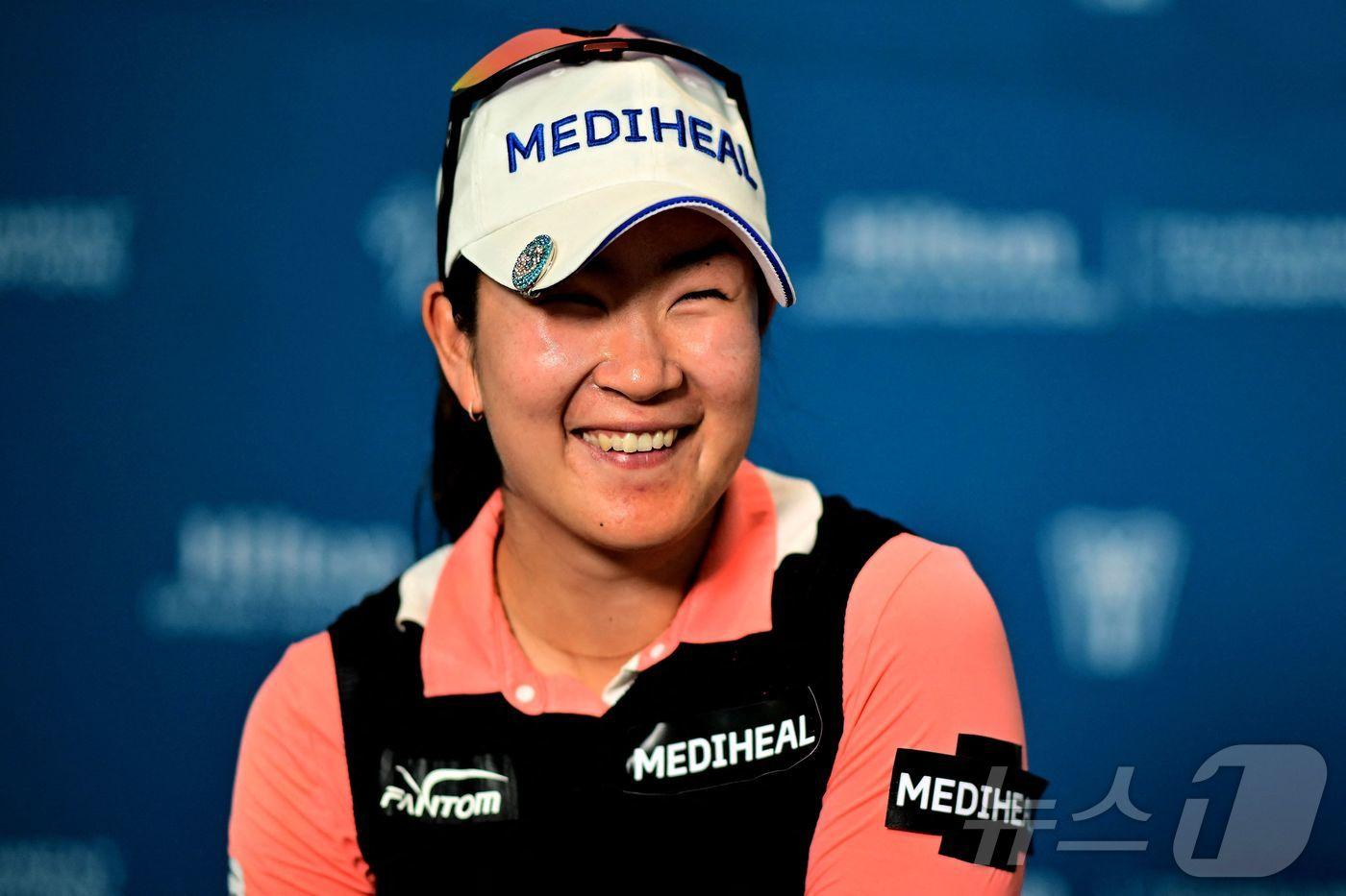 김아림(30)이 3일(한국시간) 열린 LPGA투어 개막전 우승을 차지한 뒤 기자회견을 하며 활짝 웃고 있다. ⓒ AFP=뉴스1