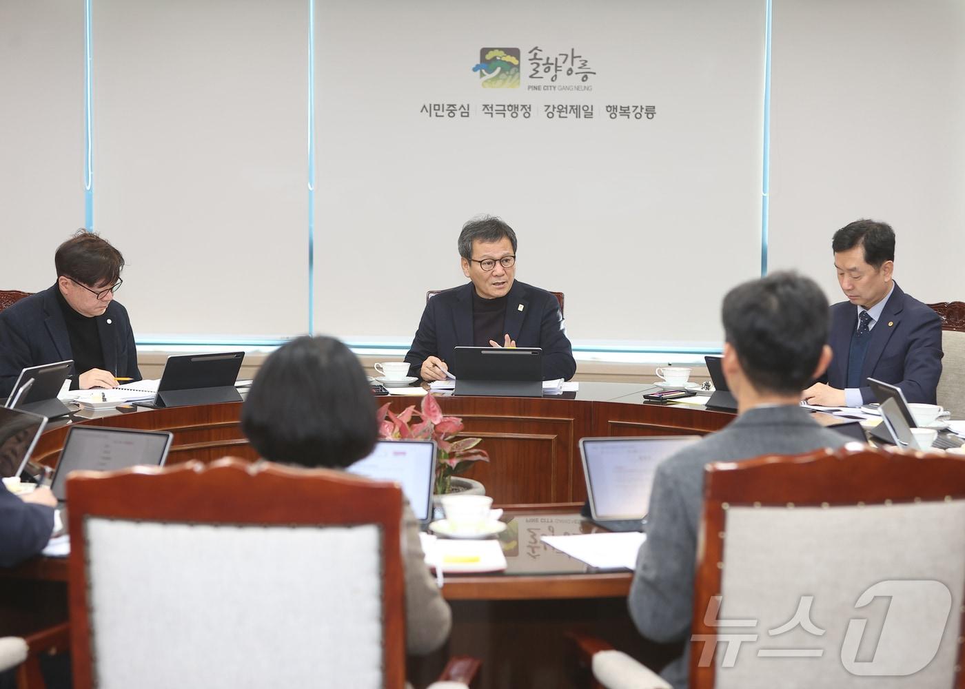 본문 이미지 - 김홍규 강릉시장이 3일 시청에서 열린 '제1차 국비확보 전략회의'에서 내년도 국비확보를 위한 전략을 논의하고 있다.(강릉시 제공) 2025.2.3/뉴스1