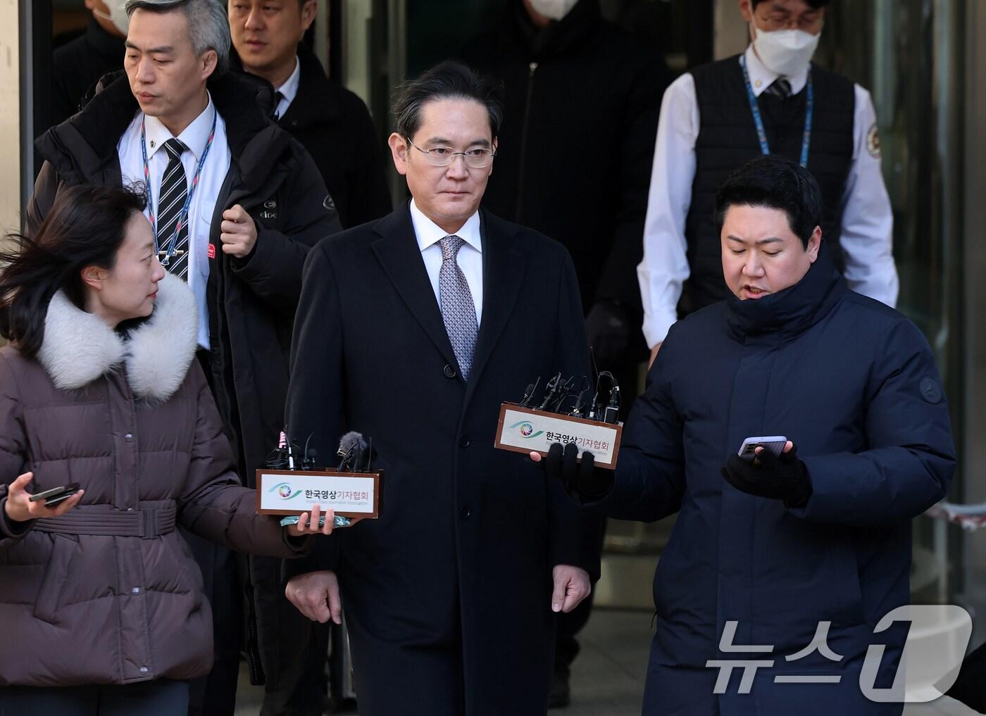 본문 이미지 - 이재용 삼성전자 회장이 3일 오후 서울 서초구 서울고등법원에서 열린 '경영권 불법 승계' 의혹 자본시장과금융투자업에관한법률위반등 항소심 선고공판에서 무죄를 선고받은 후 법정을 나서고 있다. 2025.2.3/뉴스1 ⓒ News1 오대일 기자