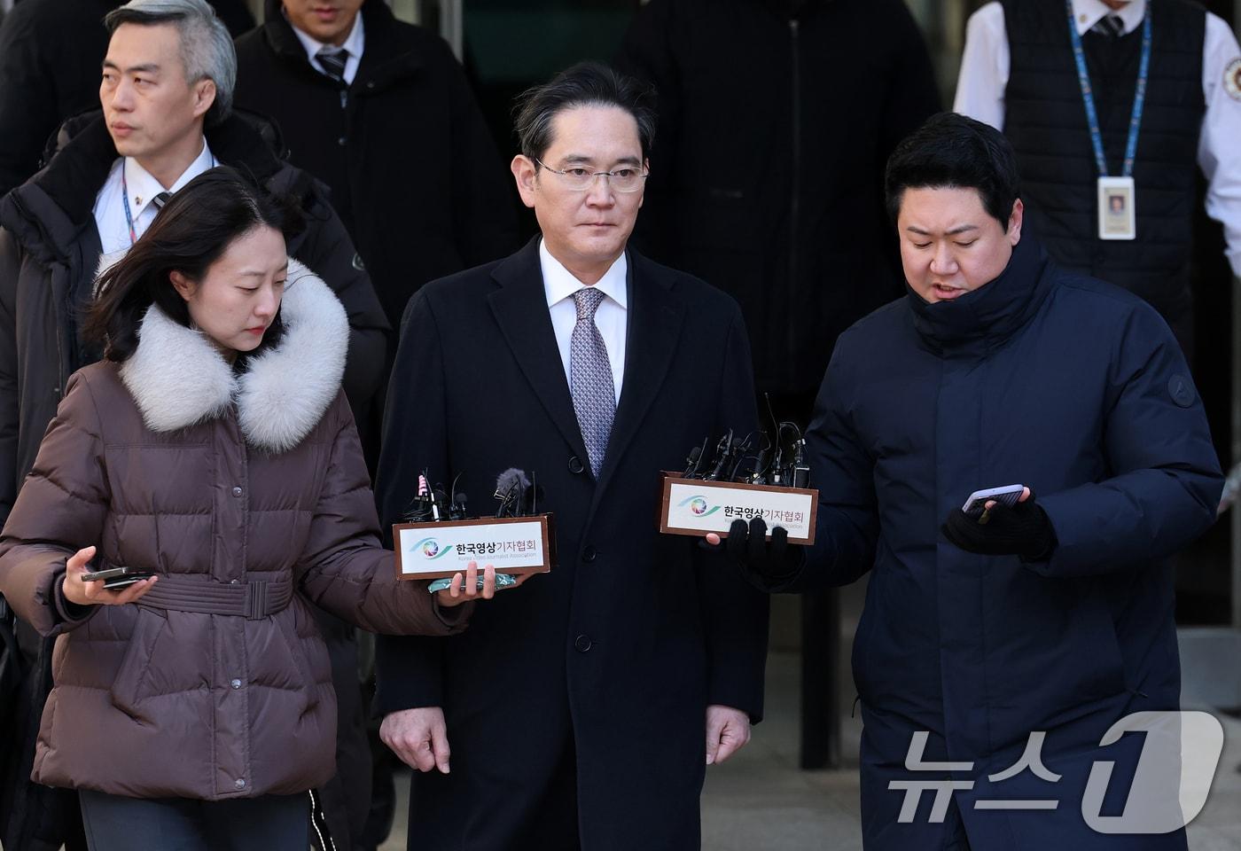 이재용 삼성전자 회장이 3일 오후 서울 서초구 서울고등법원에서 열린 &#39;경영권 불법 승계&#39; 의혹 자본시장과금융투자업에관한법률위반등 항소심 선고공판에서 무죄를 선고받은 후 법정을 나서고 있다. 2025.2.3/뉴스1 ⓒ News1 오대일 기자