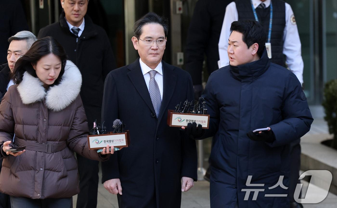 이재용 삼성전자 회장이 3일 오후 서울 서초구 서울고등법원에서 열린 '경영권 불법 승계' 의혹 자본시장과금융투자업에관한법률위반등 항소심 선고공판에서 무죄를 선고받은 후 법정을 나서고 있다. 2025.2.3/뉴스1 ⓒ News1 오대일 기자
