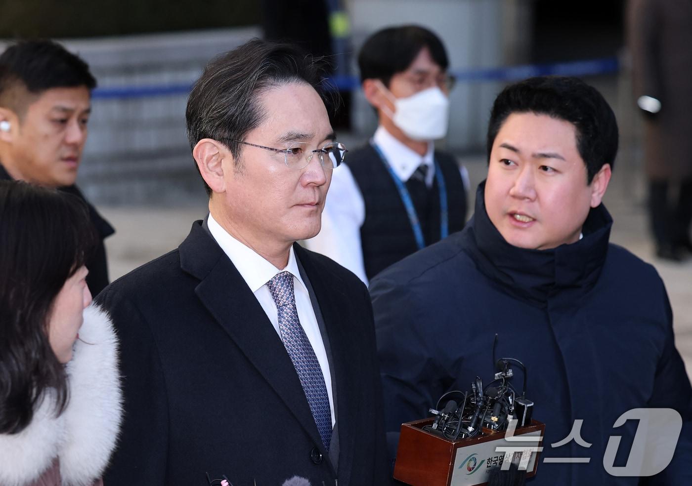 이재용 삼성전자 회장이 3일 오후 서울 서초구 서울고등법원에서 열린 &#39;경영권 불법 승계&#39; 의혹 자본시장과금융투자업에관한법률위반등 항소심 선고공판에서 무죄를 선고받은 후 법정을 나서고 있다. 2025.2.3/뉴스1 ⓒ News1 오대일 기자