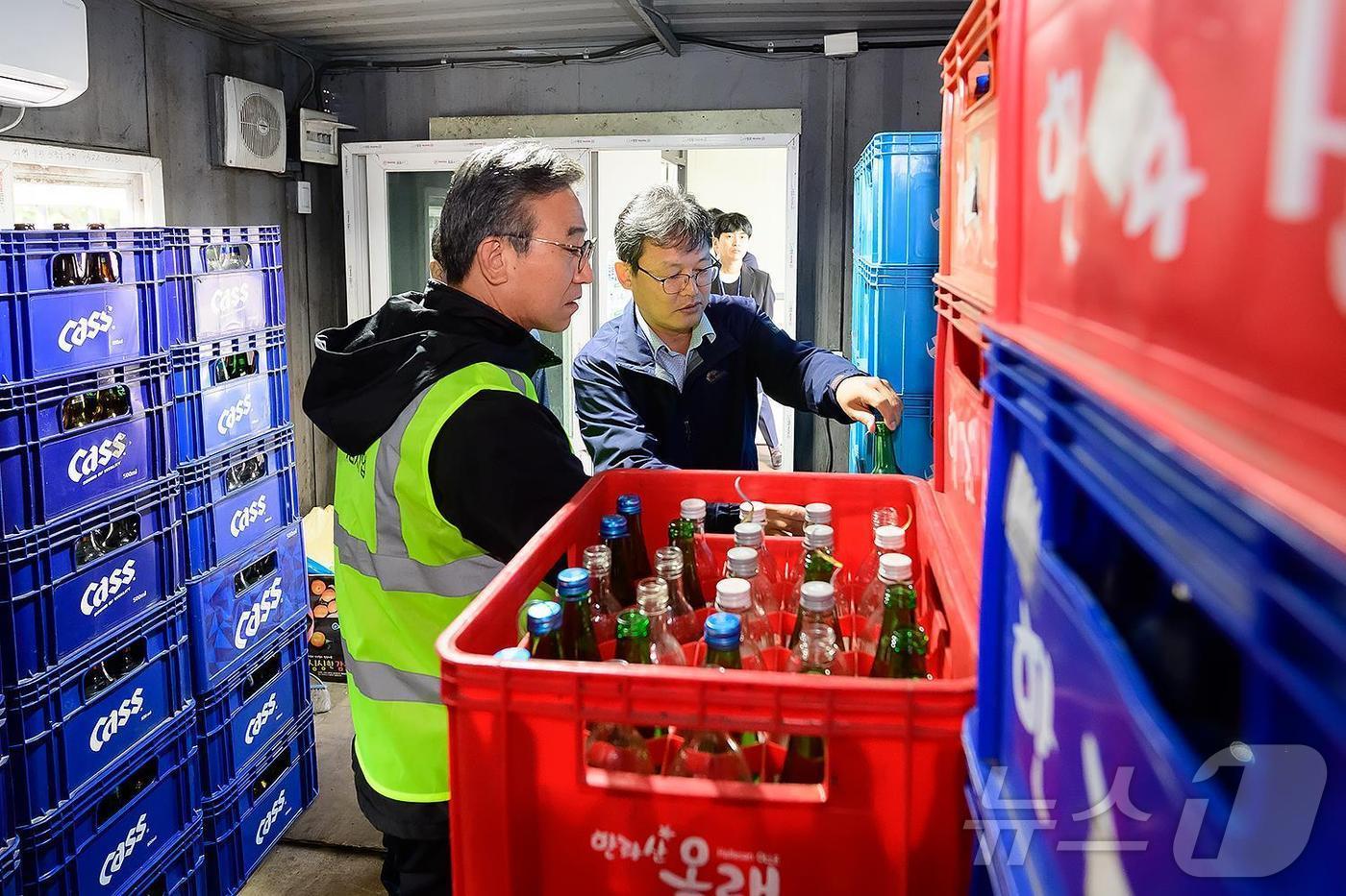 본문 이미지 - 빈용기 반환수집소를 점검하는 오순문 서귀포시장(왼쪽).(서귀포시 제공)