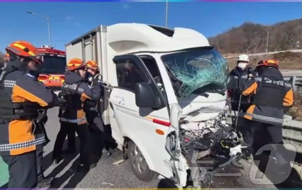 본문 이미지 - 천안 동남구 경부고속도로 추돌사고 현장. (천안동남소방서 제공) / 뉴스1