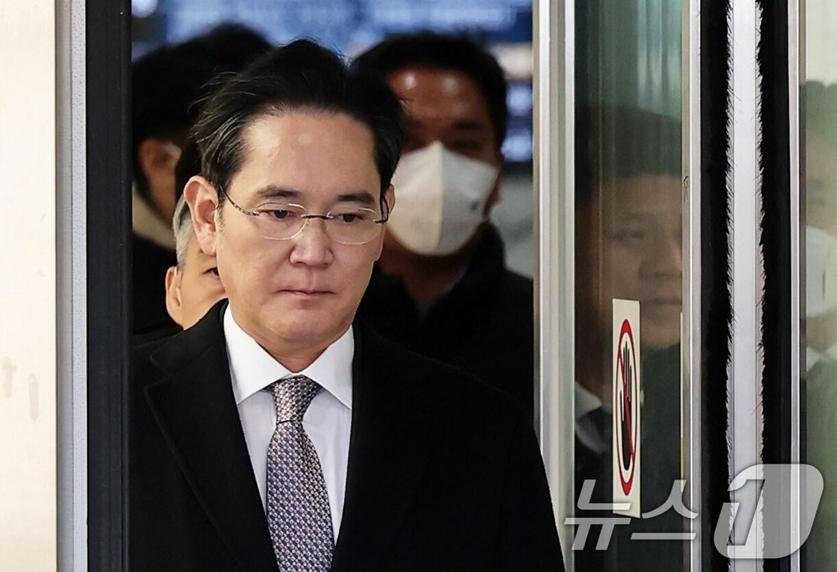 본문 이미지 - 이재용 삼성전자 회장이 3일 오후 서울 서초구 서울고등법원에서 열린 &#39;경영권 불법 승계&#39; 의혹 자본시장과금융투자업에관한법률위반등 항소심 선고공판에서 무죄를 선고받은 후 법정을 나서고 있다. 2025.2.3/뉴스1 ⓒ News1 오대일 기자