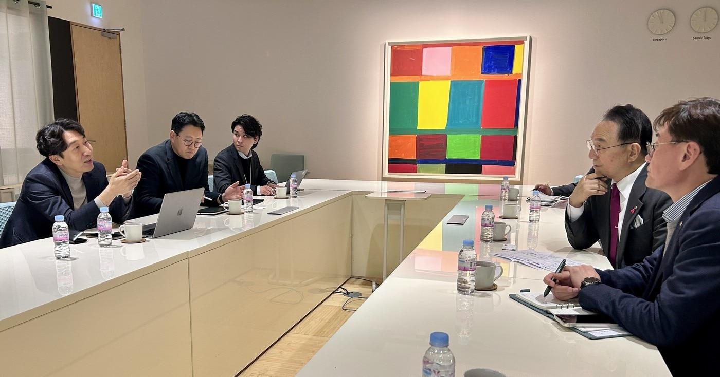 3일 NHN 클라우드를 방문한 박상돈 천안시장&#40;오른쪽 두번째&#41;이 스마트도시 조성을 위한 협력 방안을 논의하고 있다. &#40;천안시청 제공&#41;