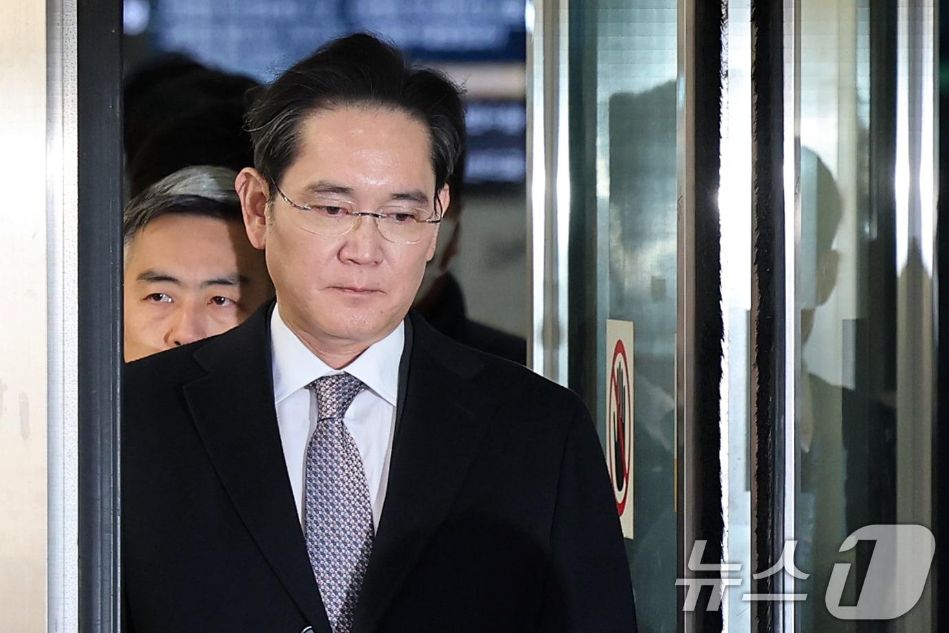 본문 이미지 - 이재용 삼성전자 회장이 3일 오후 서울 서초구 서울고등법원에서 열린 '경영권 불법 승계' 의혹 자본시장과금융투자업에관한법률위반등 항소심 선고공판에서 무죄를 선고받은 후 법정을 나서고 있다. 2025.2.3/뉴스1 ⓒ News1 오대일 기자