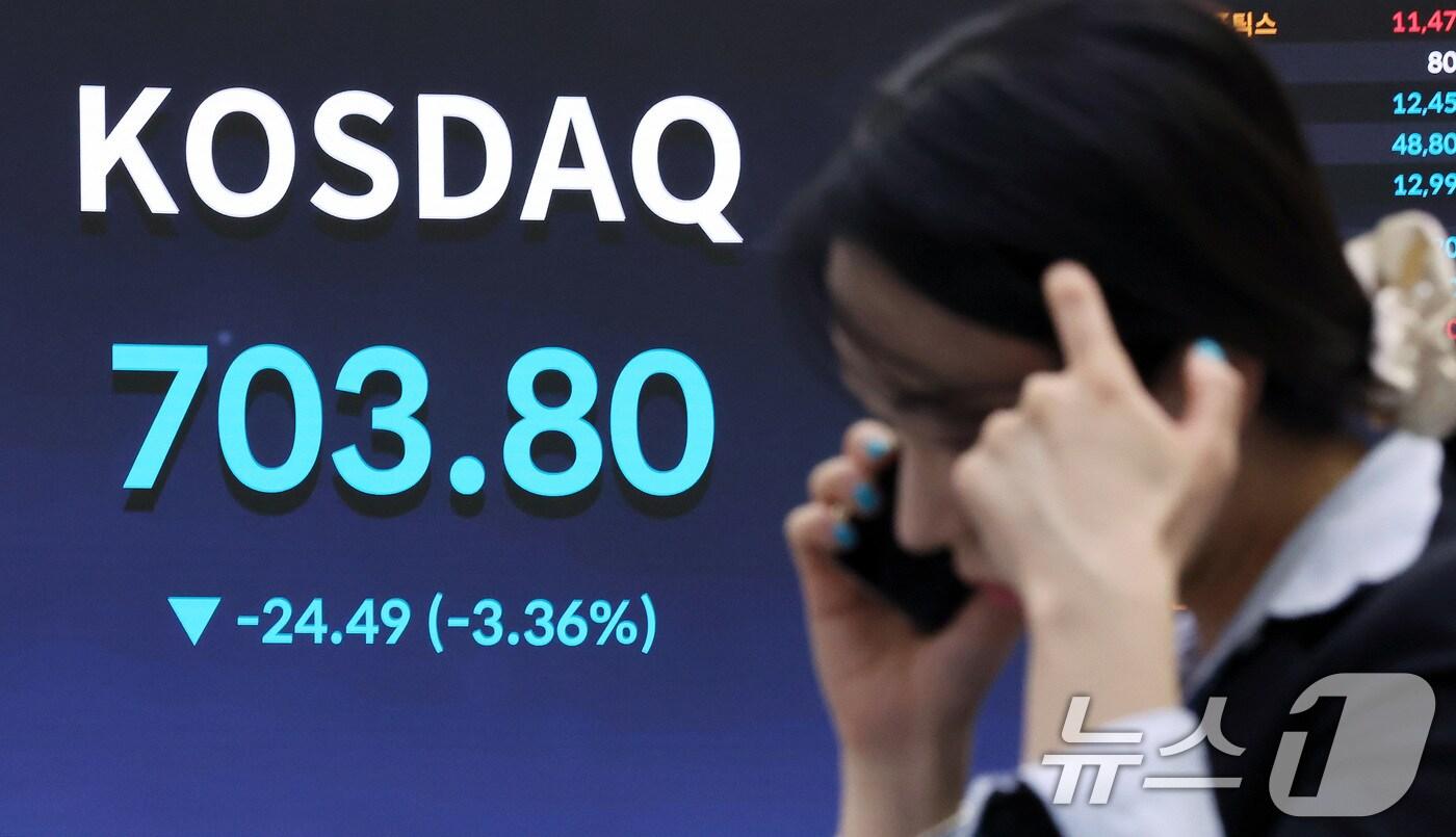 도널드 트럼프 미국 대통령이 던진 관세폭탄으로 인해 국내 증시가 하락 마감한 3일 오후 서울 영등포구 여의도 한국거래소 전광판에 증시 종가가 표시되고 있다. 2025.2.3/뉴스1 ⓒ News1 이동해 기자