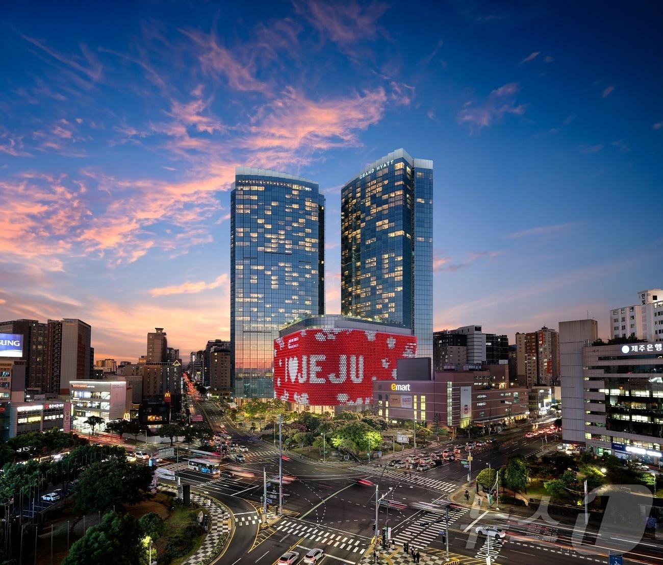 본문 이미지 - 롯데관광개발이 운영하는 제주드림타워복합리조트 전경.(롯데관광개발 제공)