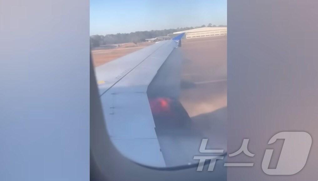 본문 이미지 - 사고 여객기 우측 날개에서 불과 연기가 피어오르는 모습. &#40;유튜브 &#39;폭스26휴스턴&#39; 화면 갈무리&#41;