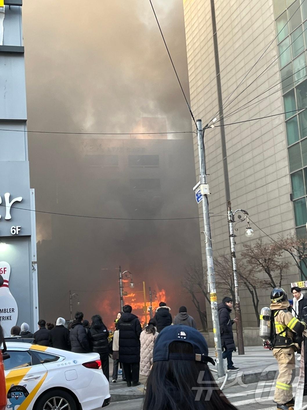 본문 이미지 - 3일 오후 5시쯤 인천시 남동구 구월동의 한 술집에서 불이 나 소방 당국이 진화에 나섰다.(독자 제공)2025.2.3/뉴스1 ⓒ News1 박소영 기자