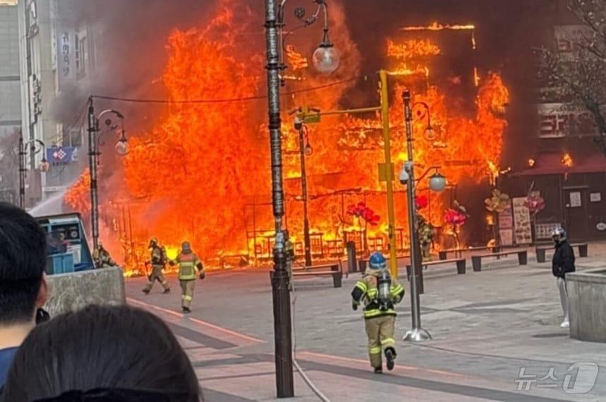 본문 이미지 - 3일 오후 5시쯤 인천시 남동구 구월동의 한 술집에서 불이 나 소방 당국이 진화에 나섰다.(독자 제공)2025.2.3/뉴스1 ⓒ News1 박소영 기자
