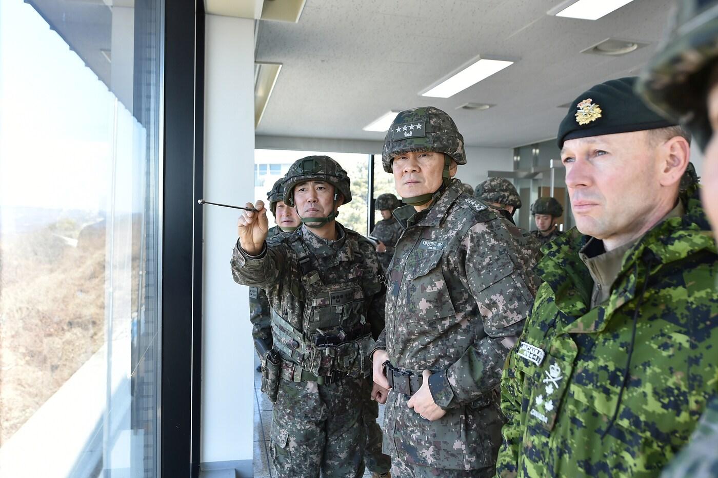 김명수 합참의장과 데릭 맥컬리 유엔사 부사령관이 육군 1사단 예하 GOP대대에서 북측을 바라보며 상황을 점검하고 있다.&#40;합참 제공&#41;