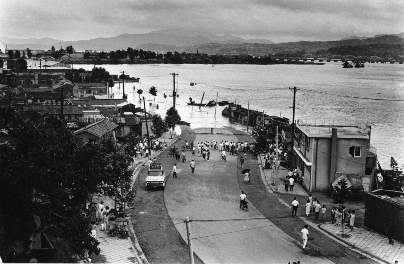 한강 홍수는 길도 막혔다 (홍순태 사진, 1966년) (서울시 제공)